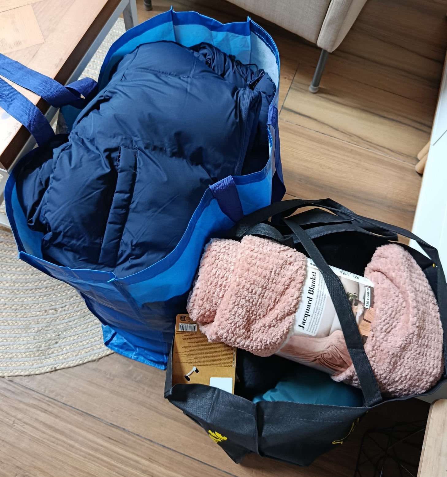 Preparación de ropa de abrigo para llevar a personas sin hogar